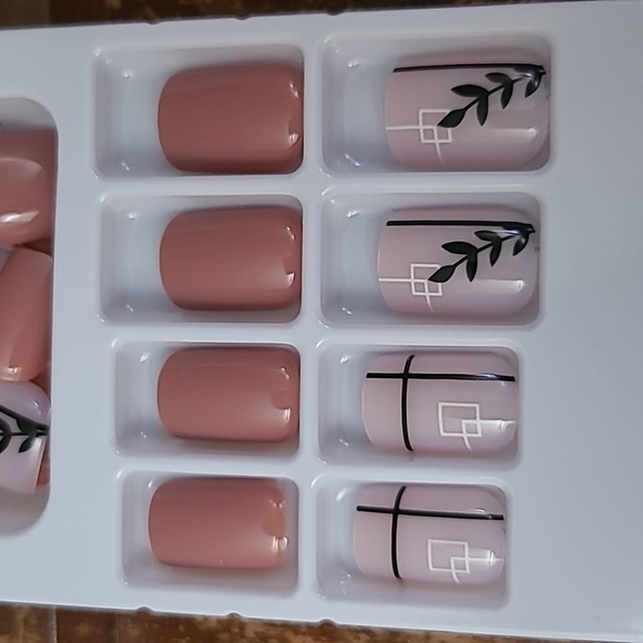 2/$16 Boho Leaf Press on Nails - Picture 12 of 16